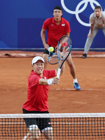 男子ダブルス１回戦、プレーする錦織圭（手前）、ダニエル太郎組＝２８日、パリ