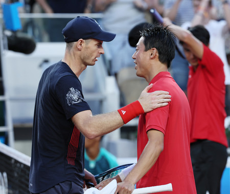 男子ダブルス１回戦の試合後、健闘をたたえ合う錦織圭（右）とアンディ・マリー＝２８日、パリ