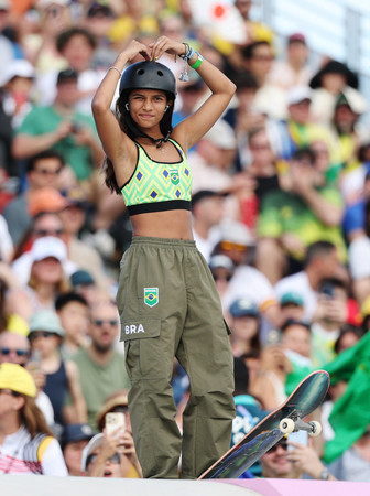 女子ストリート決勝に臨むブラジルのライッサ・レアウ＝２８日、パリ