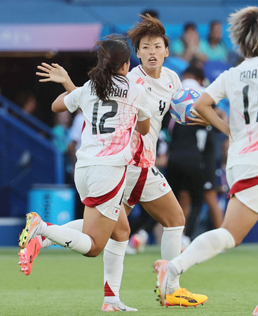 サッカー女子１次リーグ、ブラジル戦で同点となるＰＫを決め、喜ぶ熊谷（中央）＝２８日、パリ