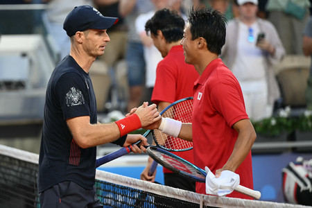 男子ダブルス１回戦で敗れ、マリー（左）と握手する錦織圭＝２８日、パリ（ＡＦＰ時事）