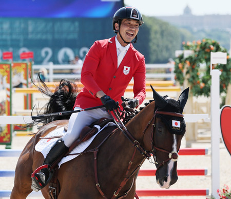 総合馬術の障害飛越を終え、笑顔の田中利幸＝２９日、ベルサイユ