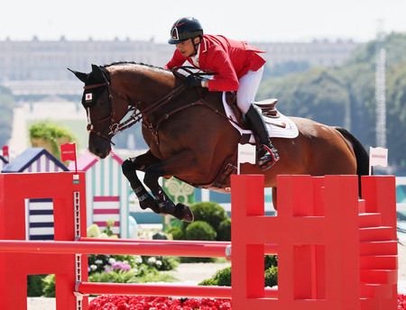 総合馬術の障害飛越に臨む田中利幸＝２９日、ベルサイユ