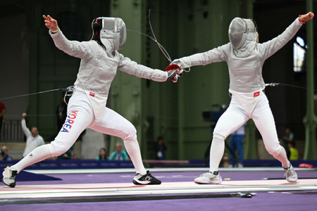 女子サーブル個人３回戦で韓国の崔世彬（左）と対戦する江村美咲＝２９日、パリ（ＡＦＰ時事）