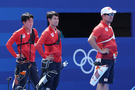 アーチェリー男子団体準々決勝で韓国に敗れた日本。右から古川高晴、中西絢哉、斉藤史弥＝２９日、パリ