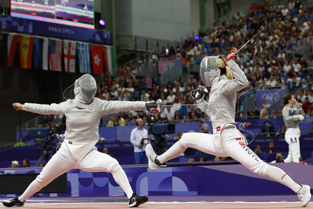 女子サーブル個人３回戦で韓国の崔世彬選手（左）と対戦する江村美咲選手＝２９日、パリ（ロイター時事）