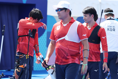 アーチェリー男子団体準々決勝で韓国に敗れ、悔しがる斉藤史弥（左）＝２９日、パリ