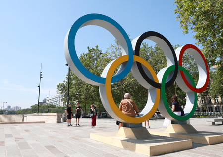 バスティーユ広場に設置された五輪マーク＝１９日、フランス・パリ