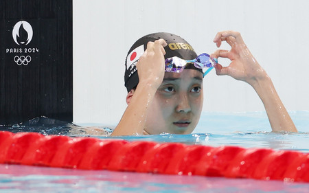 女子４００メートル個人メドレー決勝を終えた成田実生＝２９日、パリ