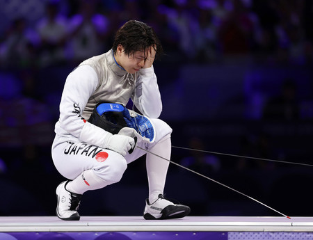 男子フルーレ個人３位決定戦で敗れた飯村一輝＝２９日、パリ