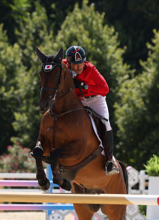 総合馬術の障害飛越に臨む大岩義明と馬＝２９日、フランス・ベルサイユ（ＡＦＰ時事）