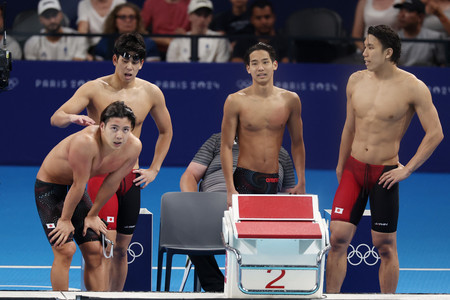 男子８００メートルリレーの予選を終えた（右から）松元克央、村佐達也、真野秀成、柳本幸之介＝３０日、パリ