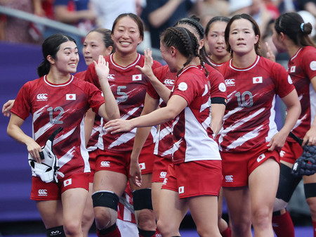 女子９位決定戦でブラジルに勝利し、喜ぶ日本チーム＝３０日、サンドニ