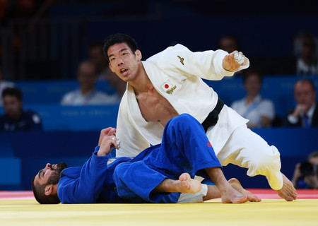 男子８１キロ級決勝で勝利した永瀬貴規（右）＝３０日、パリ