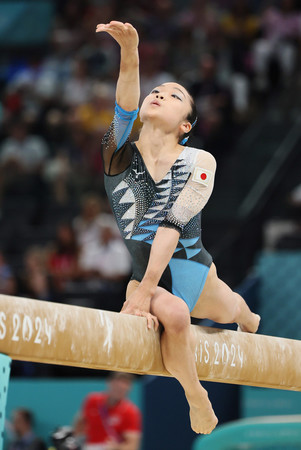 体操の女子団体総合決勝、平均台の演技をする岡村真＝３０日、パリ