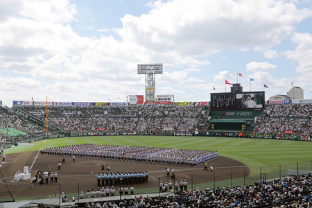 第１０５回全国高校野球選手権大会の開会式＝２０２３年８月、甲子園