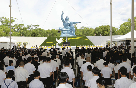 黙とうする平和祈念式典の参列者＝２０２２年８月９日、長崎市の平和公園