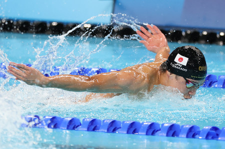 競泳男子２００メートルバタフライ準決勝で力泳する寺門弦輝＝３０日、パリ