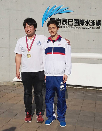 高校最後のジュニアオリンピックで優勝した花車優選手（右）と花車選手の金メダルを掛けた塩崎健太コーチ（塩崎健太さん提供）