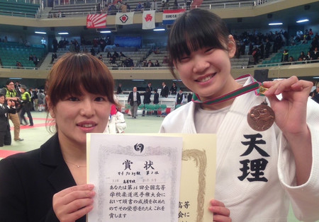 高校時代の新添左季選手（右）と恩師の白川美和さん（白川さん提供）