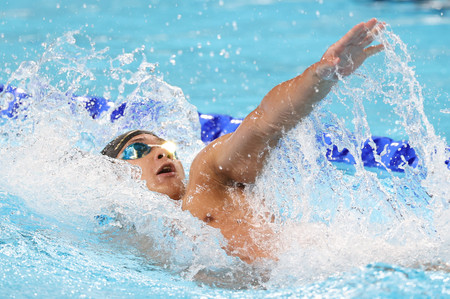 男子２００メートル背泳ぎ予選で力泳する竹原秀一＝３１日、パリ