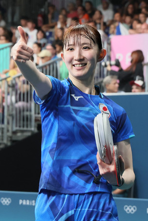 女子シングルス２回戦でエジプト選手に勝利し、笑顔を見せる早田ひな＝３１日、パリ