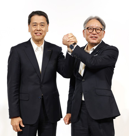 記者会見後、握手する日産自動車の内田誠社長（左）とホンダの三部敏宏社長＝１日午後、東京都中央区