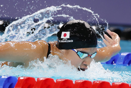 女子２００メートルバタフライ準決勝で力泳する牧野紘子＝３１日、パリ