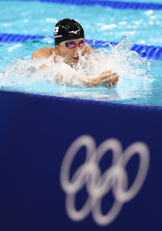 競泳男子２００メートル平泳ぎ決勝で力泳する花車優選手＝３１日、パリ