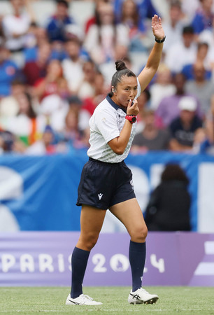 ラグビー７人制女子１次リーグ・ニュージーランド―中国戦で主審を務めた桑井亜乃さん＝７月２８日、サンドニ