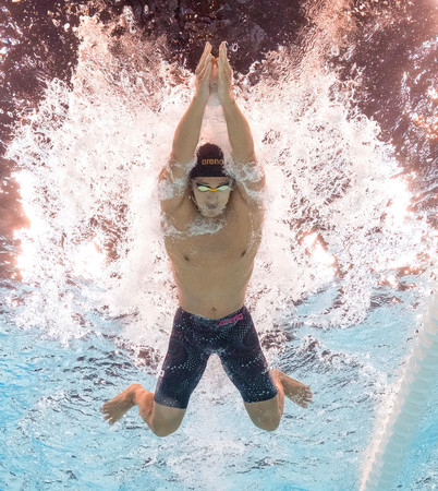 男子２００メートル個人メドレー予選で力泳する瀬戸大也＝１日、パリ（代表撮影・時事）