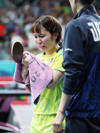 女子シングルス準々決勝で韓国選手に敗れた平野美宇＝１日、パリ