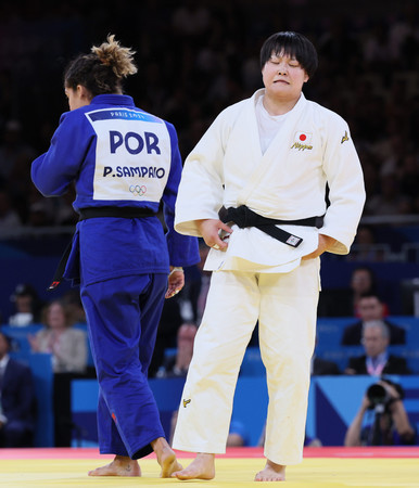 女子７８キロ級３位決定戦で敗れた高山莉加選手（右）＝１日、パリ