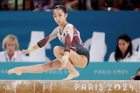 女子個人総合決勝、平均台の演技をする中村遥香＝１日、パリ