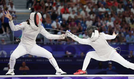 女子フルーレ団体３位決定戦でカナダ選手と対戦する上野優佳（右）＝１日、パリ