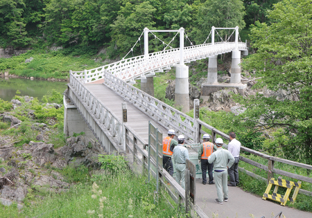 女子高校生が落とされ殺害された北海道旭川市のつり橋＝６月１４日