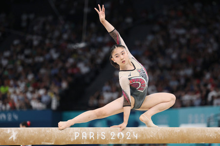 女子個人総合決勝、平均台の演技をする岸里奈＝１日、パリ