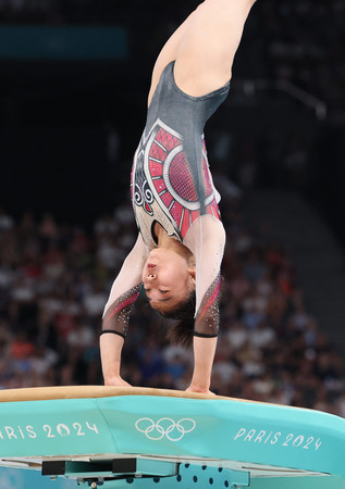 女子個人総合決勝、跳馬の演技をする岸里奈＝１日、パリ