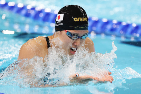 女子２００メートル平泳ぎ決勝で力泳する鈴木聡美＝１日、パリ