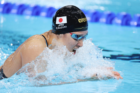 女子２００メートル平泳ぎ決勝で力泳する鈴木聡美＝１日、パリ