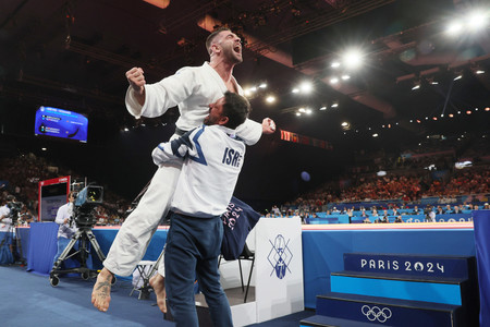 柔道男子１００キロ級３位決定戦に勝って銅メダルを獲得し、歓喜するイスラエルのパルチク（左）＝１日、パリ