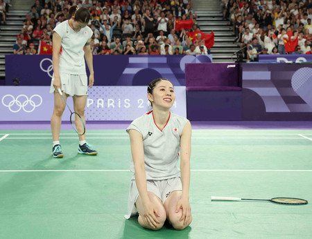 女子ダブルス準決勝で中国ペアに敗れた志田千陽（手前）、松山奈未組＝２日、パリ