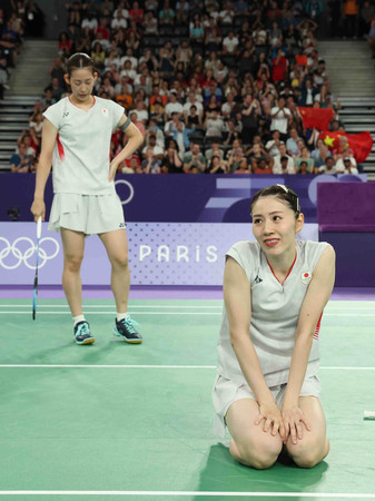 女子ダブルス準決勝で中国ペアに敗れた志田千陽（右）、松山奈未組＝２日、パリ