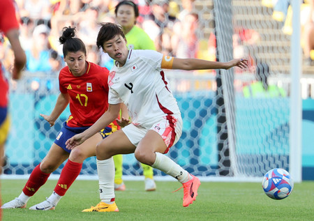 サッカー女子１次リーグのスペイン戦でプレーする熊谷紗希（手前右）＝７月２５日、ナント