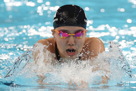 女子２００メートル個人メドレー予選で力泳する松本信歩＝２日、パリ