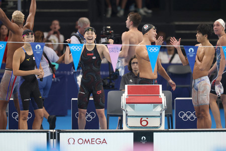 混合４００メートルメドレーリレーの予選を終えた（左から）池江璃花子、平井瑞希、谷口卓、松山陸＝２日、パリ