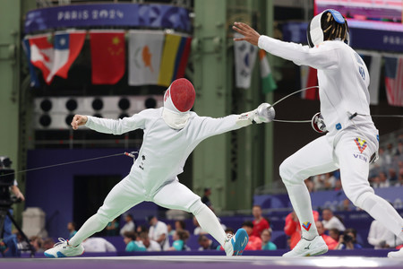 男子エペ団体準々決勝、ベネズエラ選手と対戦する見延和靖（左）＝２日、パリ