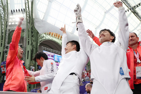 男子エペ団体準決勝でチェコに勝利し、喜ぶ日本チーム＝２日、パリ