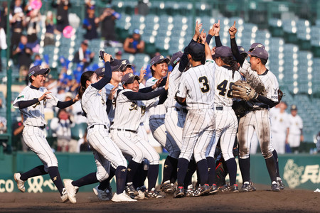 第２８回全国高校女子硬式野球選手権大会、決勝で花巻東を下し、２年連続４度目の優勝を遂げた神戸弘陵の選手ら＝３日、甲子園