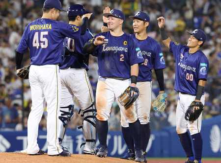 阪神に勝利し、喜ぶＤｅＮＡナイン＝３日、横浜